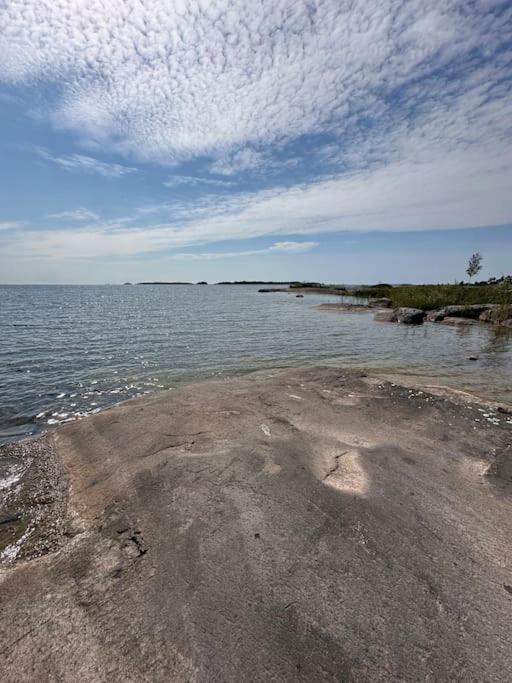 Willa Eget Hus Med Badtunna I Skaergardsmiljoe Kristinehamn Zewnętrze zdjęcie