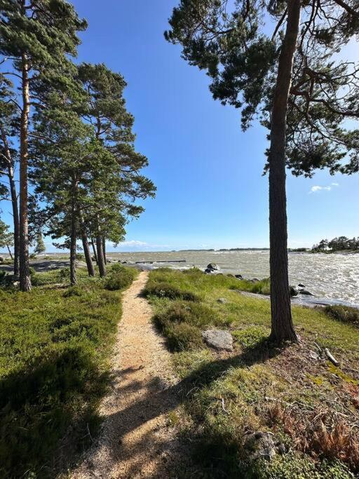 Willa Eget Hus Med Badtunna I Skaergardsmiljoe Kristinehamn Zewnętrze zdjęcie